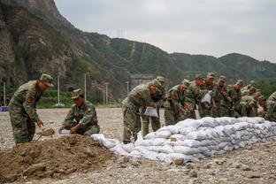 贝弗利：雷迪克在快船本该打第6人不该首发 是老里给了他机会